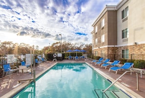 Seasonal outdoor pool - Holiday Inn Express Hotel & Suites Roseville-Galleria Area by IHG (Roseville)