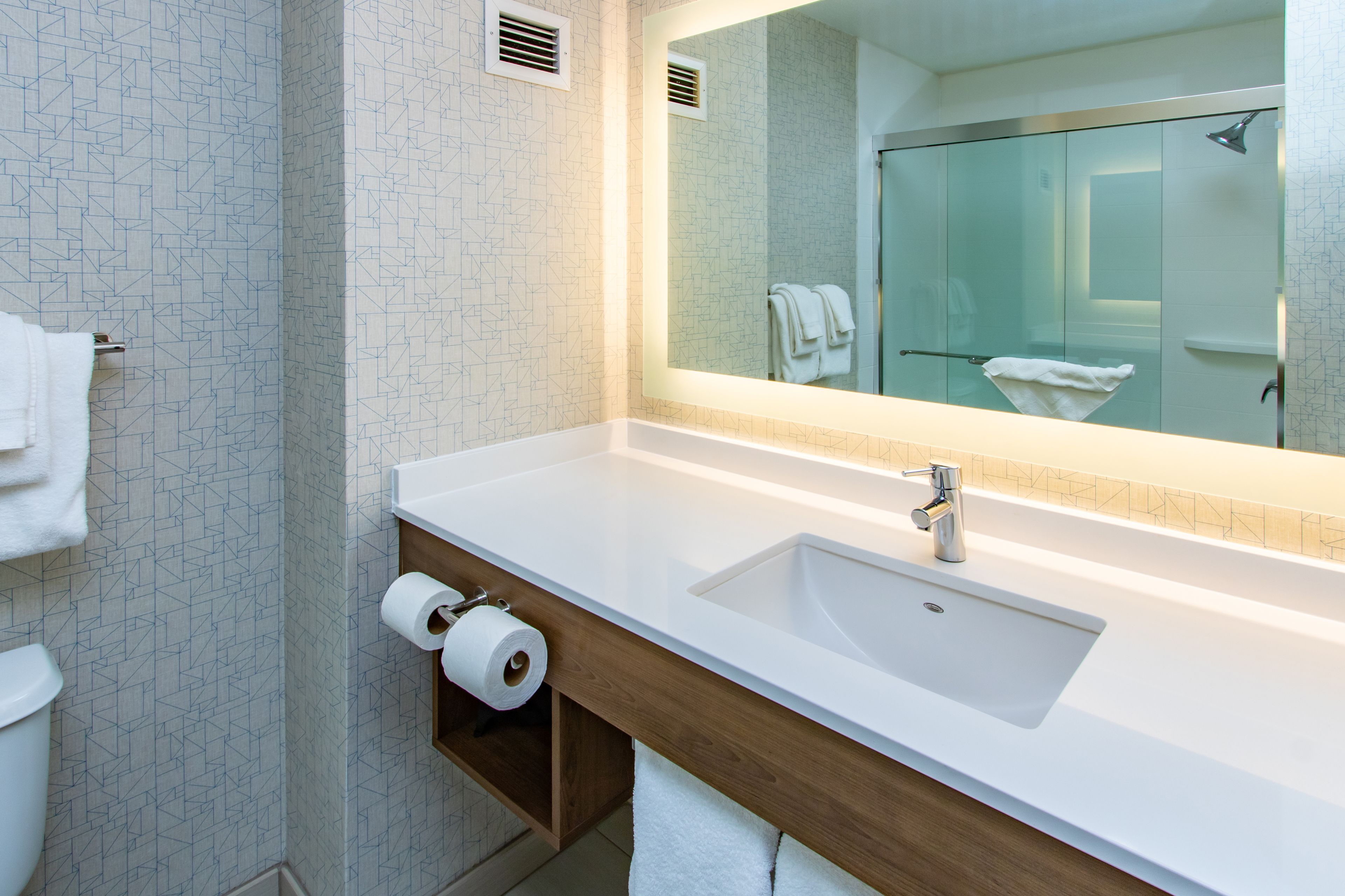 1 bedroom, in-room safe, desk, blackout curtains