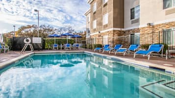 Una piscina al aire libre de temporada