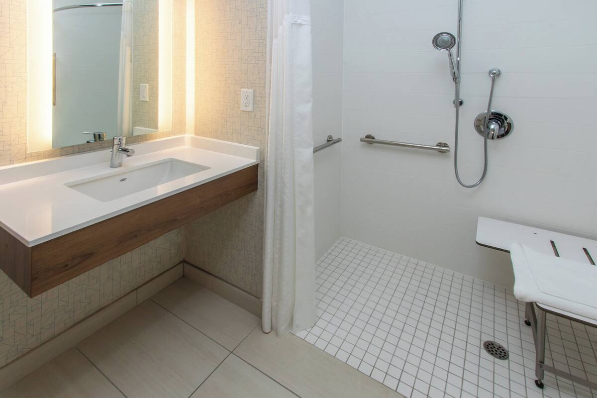 Suite, 1 letto king, accessibile ai disabili (Communication, Accessible Tub) | Una cassaforte in camera, una scrivania, tende oscuranti