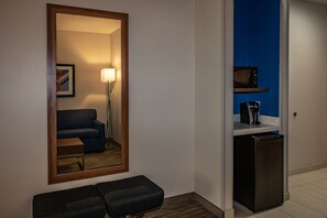 Suite, 1 King Bed | In-room safe, desk, blackout drapes, iron/ironing board