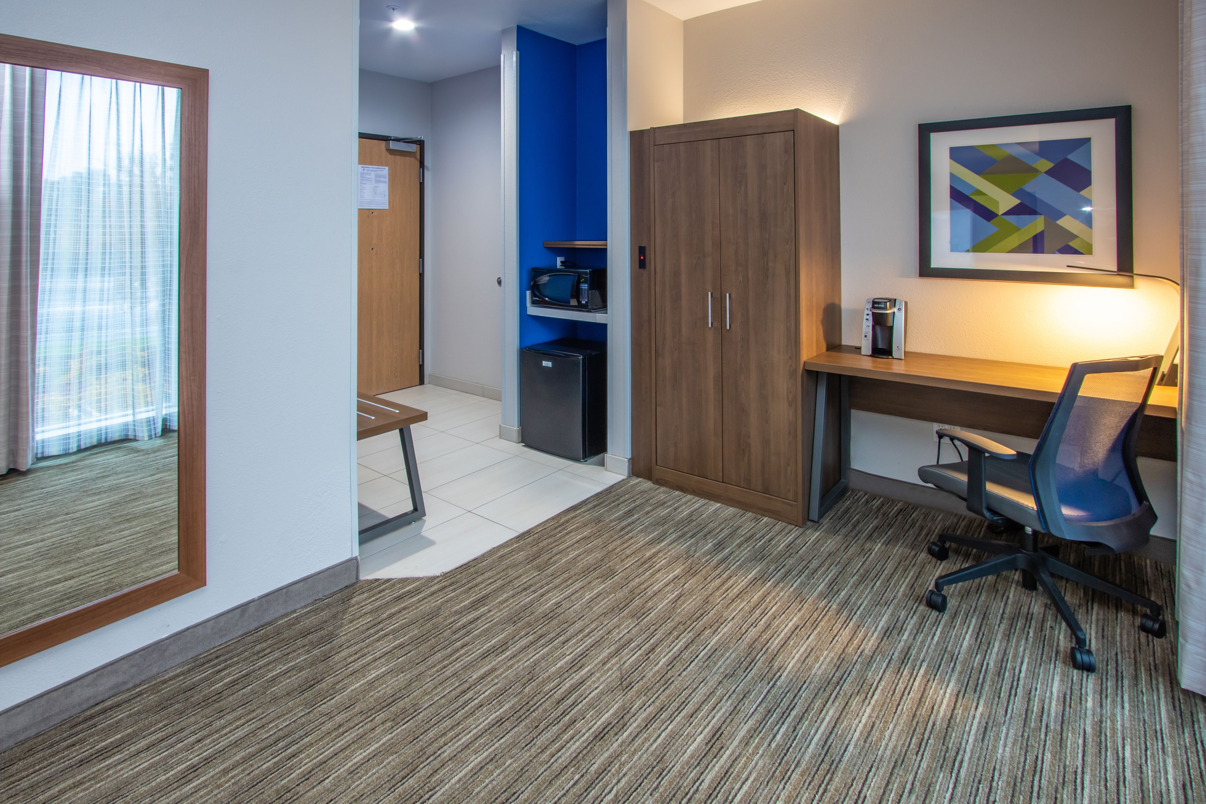 suite, 1 king bed, accessible (communication, accessible tub) | 1 bedroom, in-room safe, desk, blackout curtains