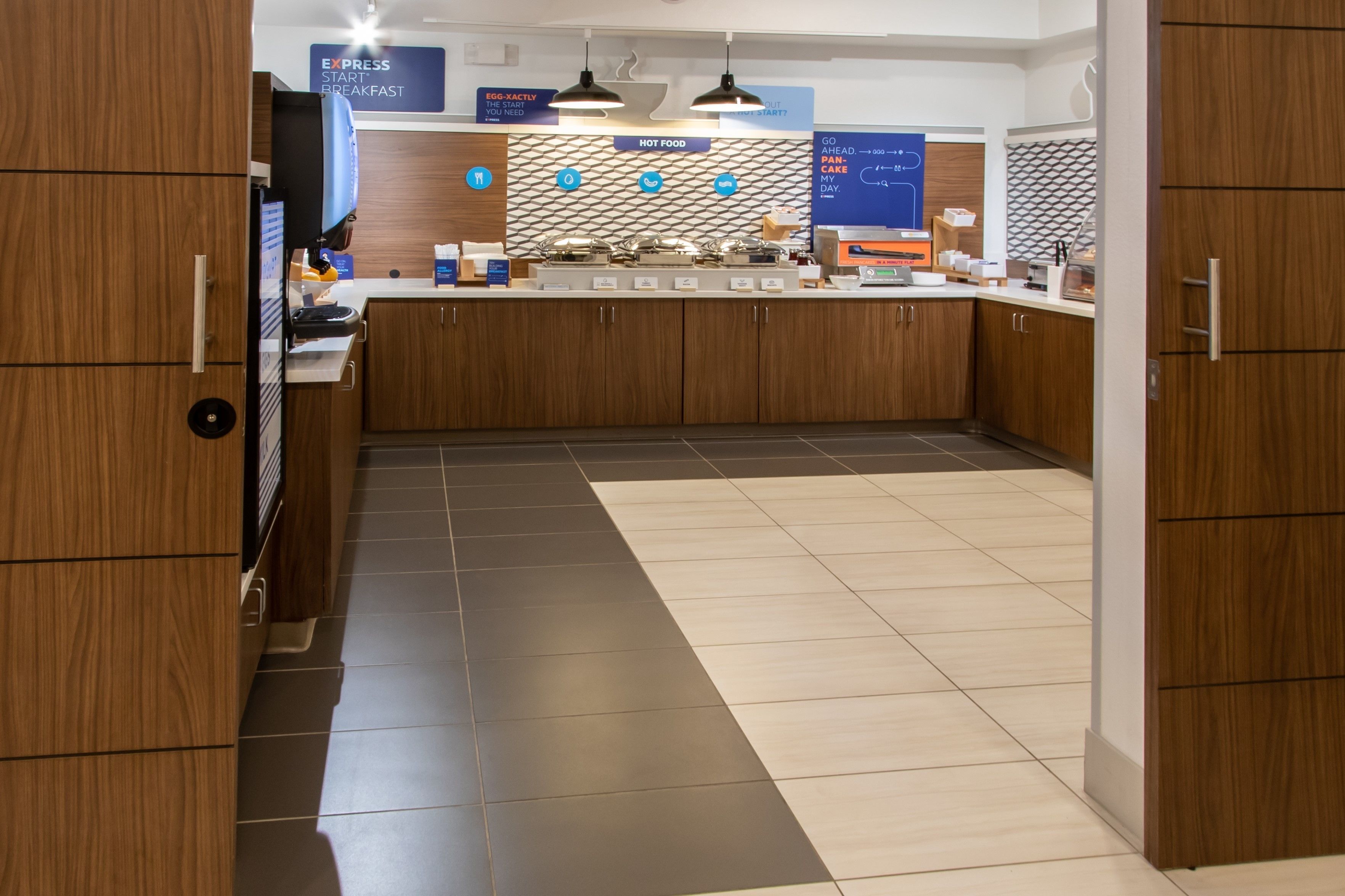 Photo - Holiday Inn Express Hotel & Suites Roseville-Galleria Area by IHG