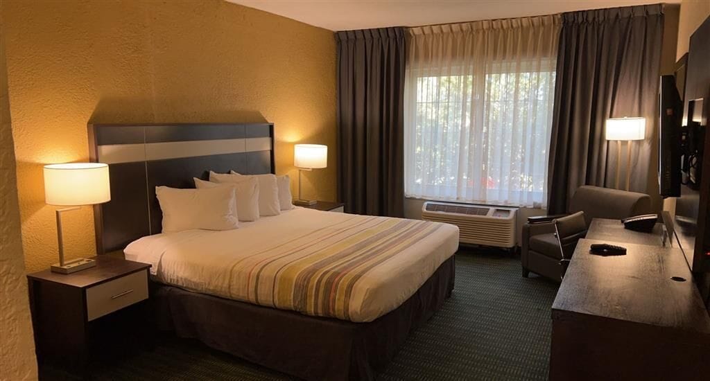 Ropa de cama de alta calidad y caja de seguridad en la habitación 