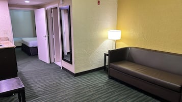 스탠다드룸, 킹사이즈침대 1개, 금연 (Larger Room) | 거실 공간 | 케이블 채널 시청이 가능한 45인치 평면 TV, TV
