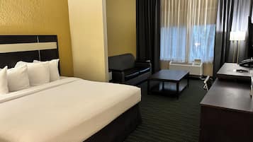 Standardzimmer, 1 King-Bett, Nichtraucher (Larger Room) | 1 Schlafzimmer, hochwertige Bettwaren, Zimmersafe, Schreibtisch