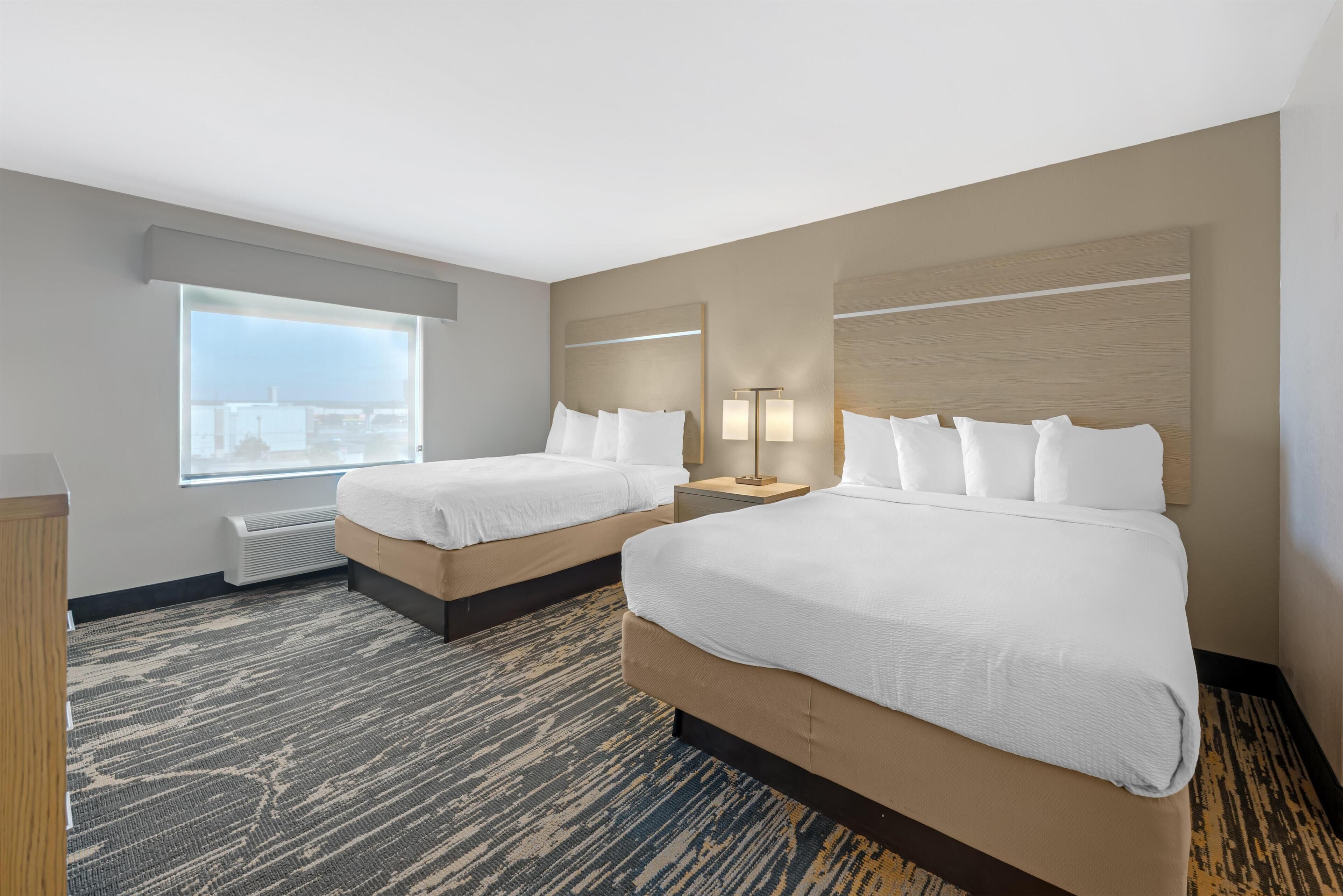 Chăn bông, nệm có lớp đệm bông, bàn 