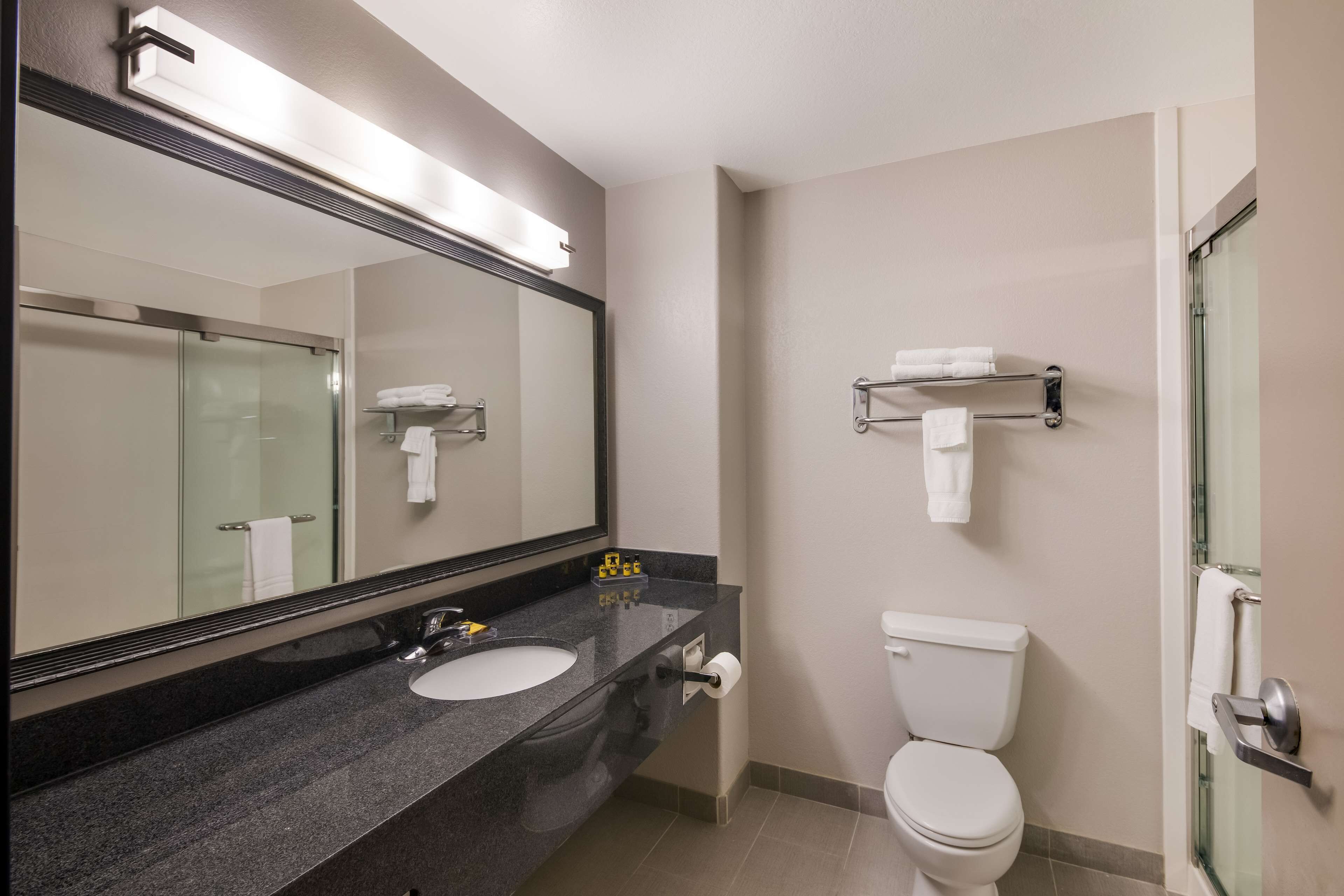 hydromassage showerhead, free toiletries, hair dryer, towels