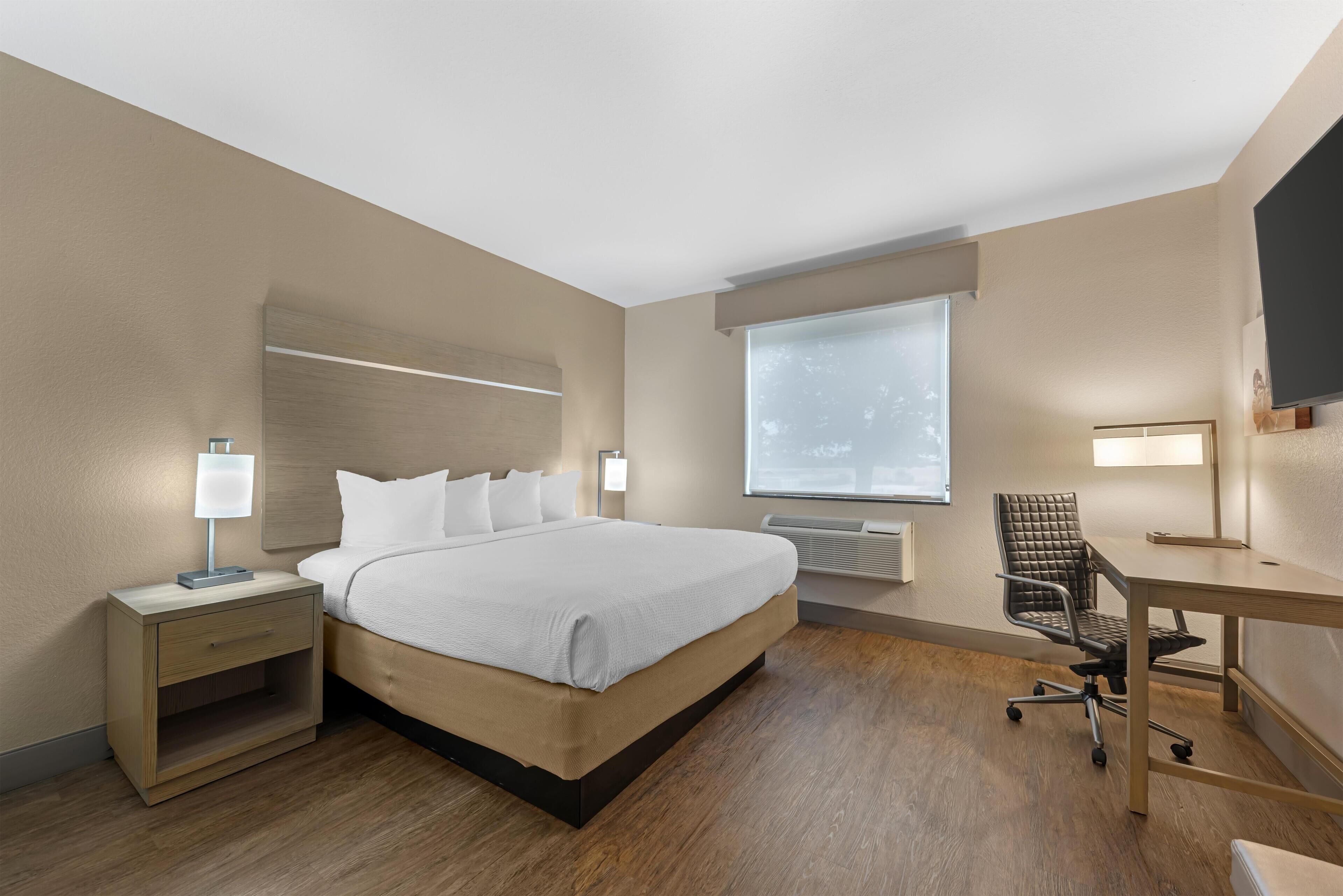 Phòng Suite, 1 giường cỡ king và sofa giường, không hút thuốc, tủ lạnh & lò vi sóng (with Sofabed) | Chăn bông, nệm có lớp đệm bông, bàn 