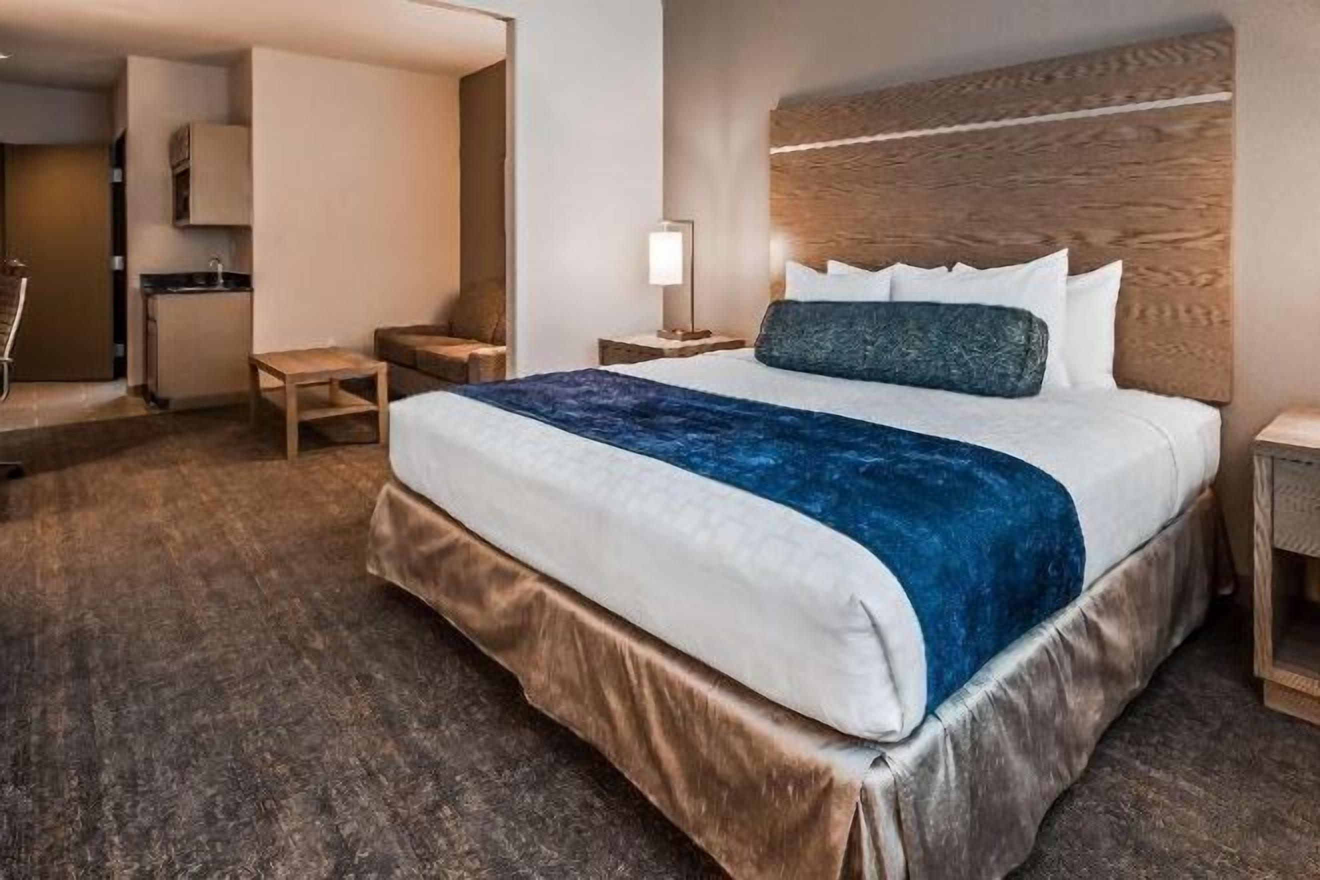 羽绒被、加厚床垫、办公桌、笔记本电脑工作区