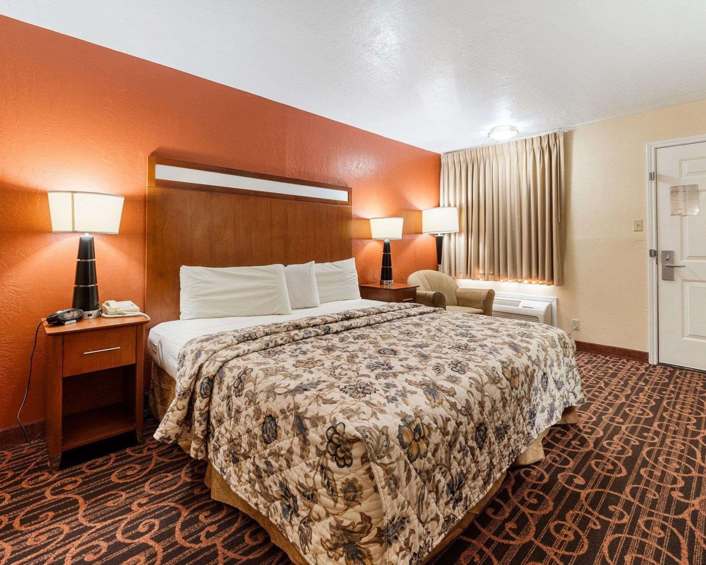 デスク、遮光カーテン、アイロン / アイロン  台、WiFi