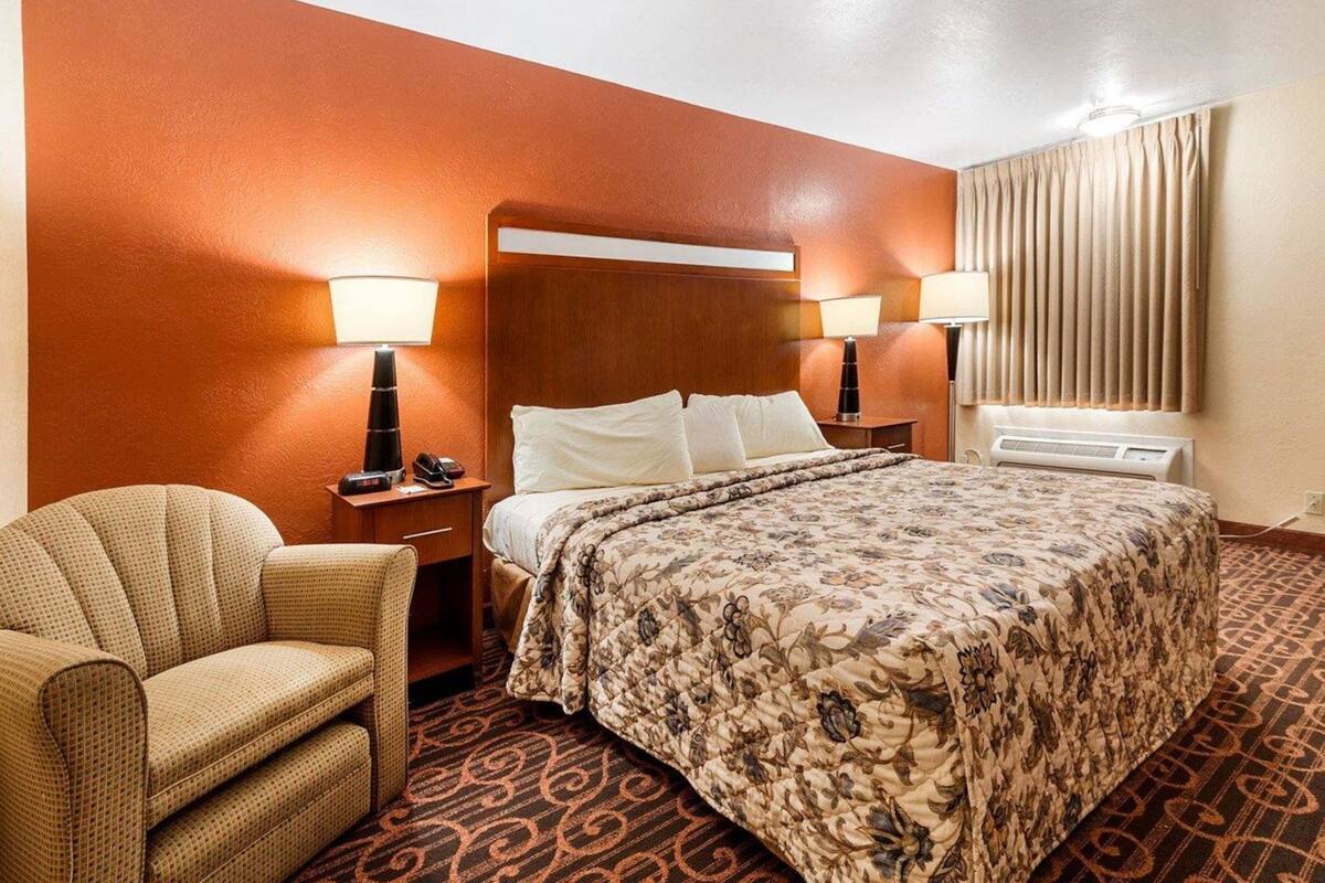 Escritorio, cortinas blackout, tabla de planchar con plancha y wifi