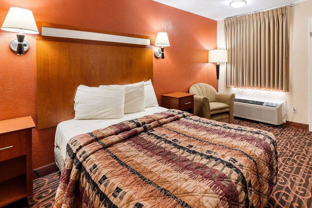 Escritorio, cortinas blackout, tabla de planchar con plancha y wifi