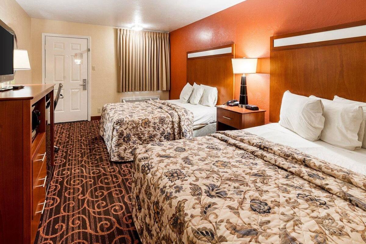 Escritorio, cortinas blackout, tabla de planchar con plancha y wifi