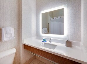 Bañera con ducha, artículos de tocador ecológicos, secador de pelo