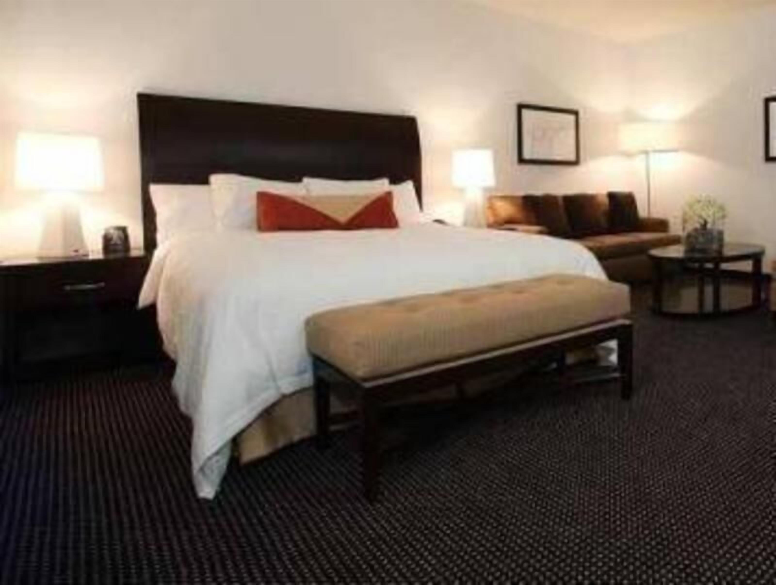 Premium bedding, desk, iron/ironing board, travel crib