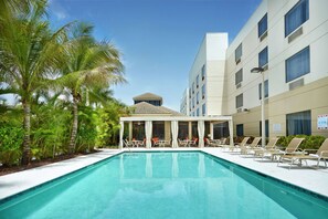 Piscina externa, guarda-sóis, espreguiçadeiras