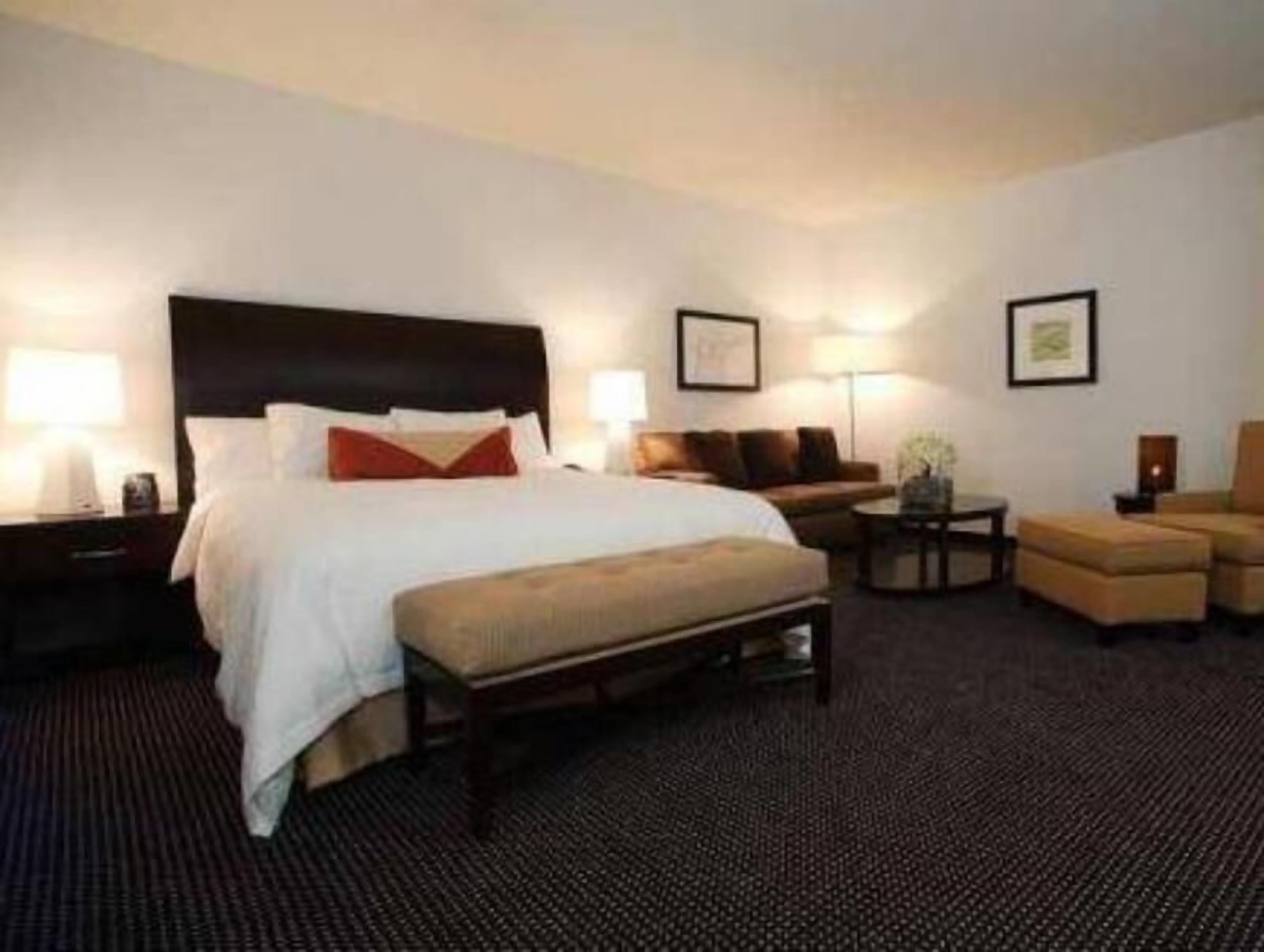 Premium bedding, desk, iron/ironing board, travel crib