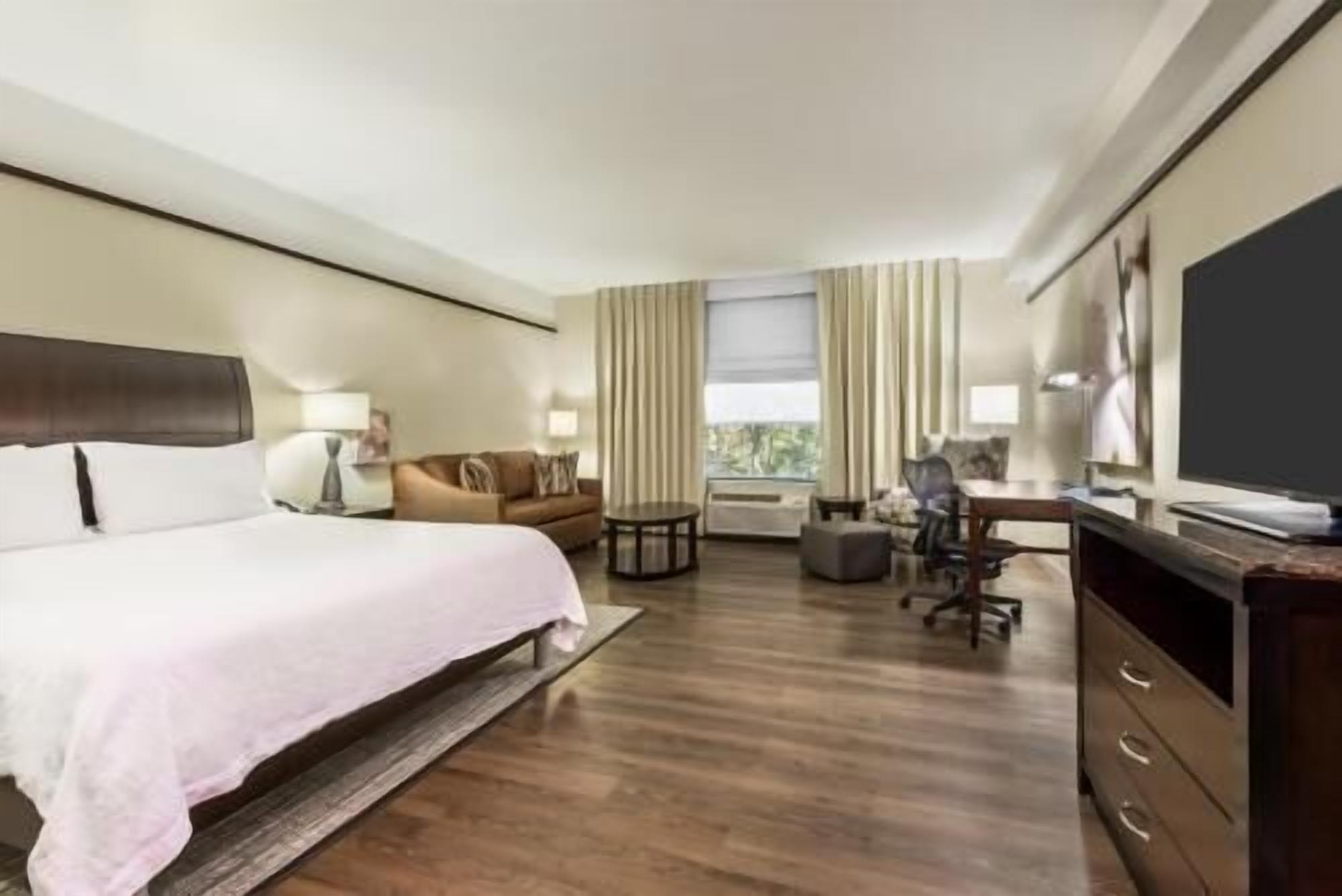 Premium bedding, desk, iron/ironing board, travel crib