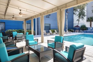 室外泳池；�泳池傘、躺椅