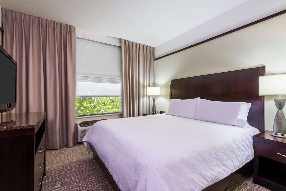 Ropa de cama de alta calidad y escritorio