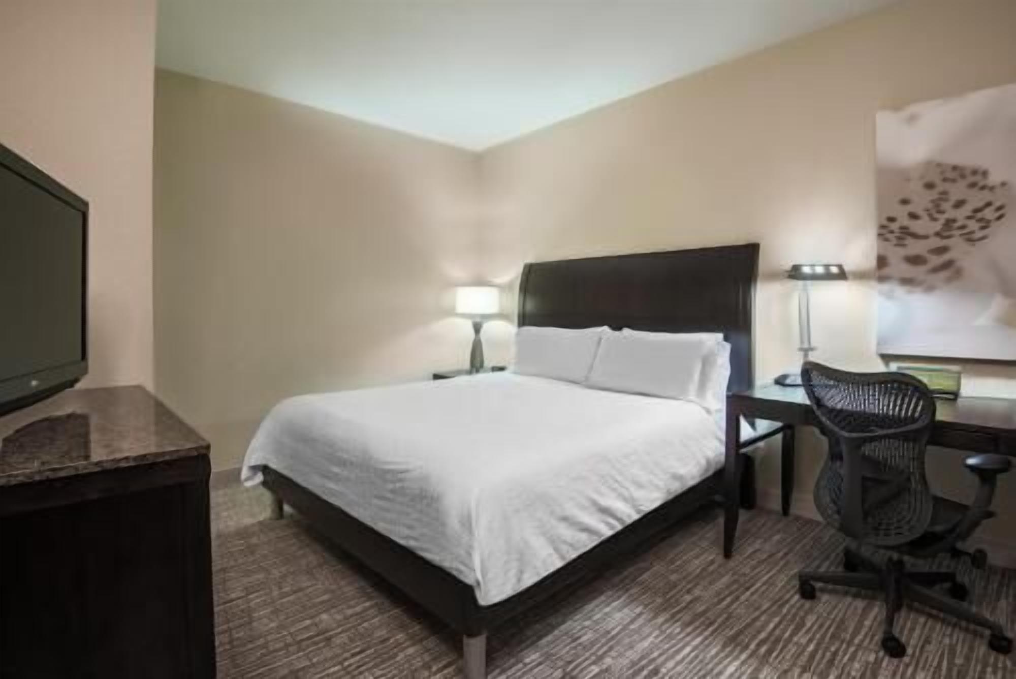 Premium bedding, desk, iron/ironing board, travel crib
