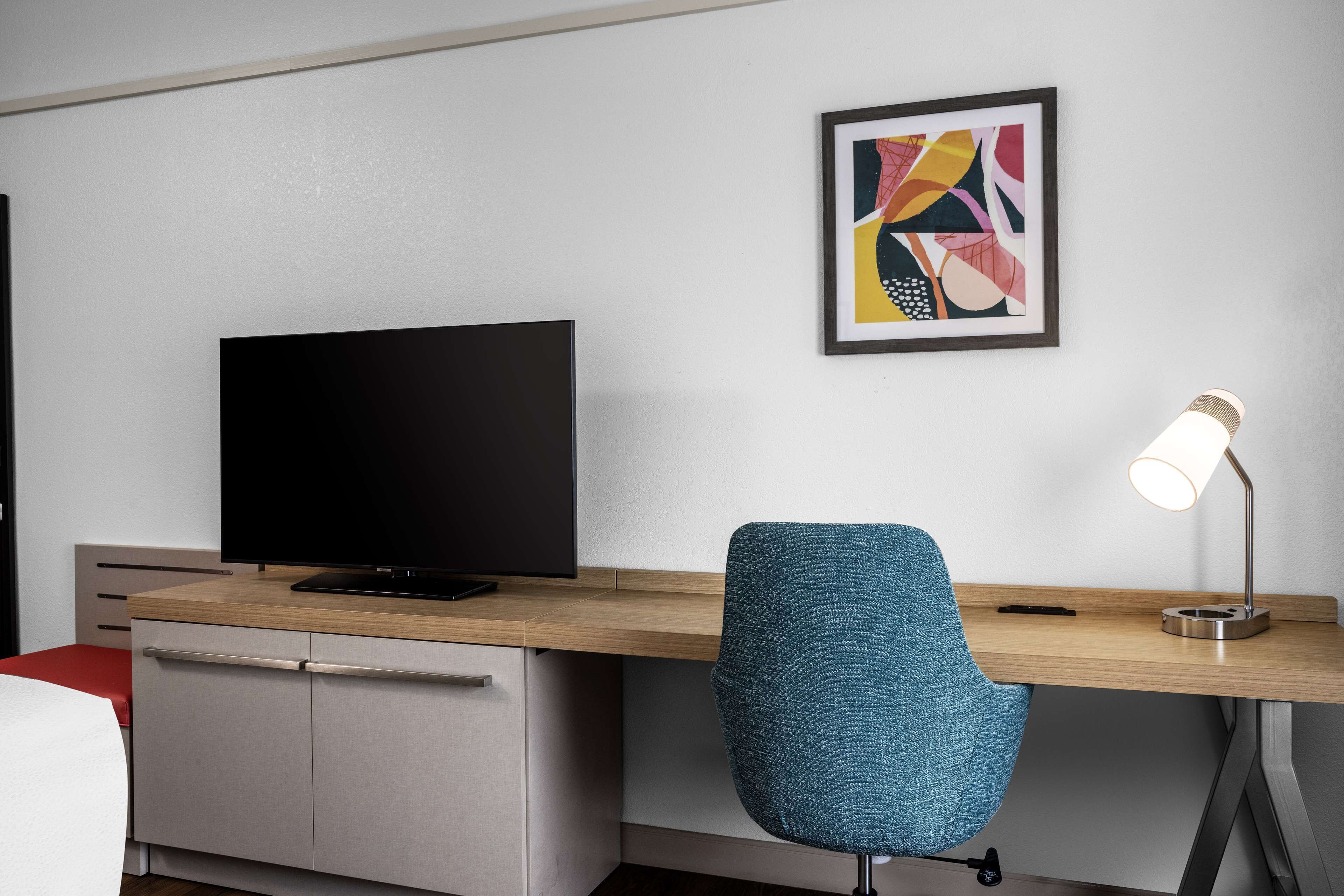 premium bedding, desk, iron/ironing board, travel cot