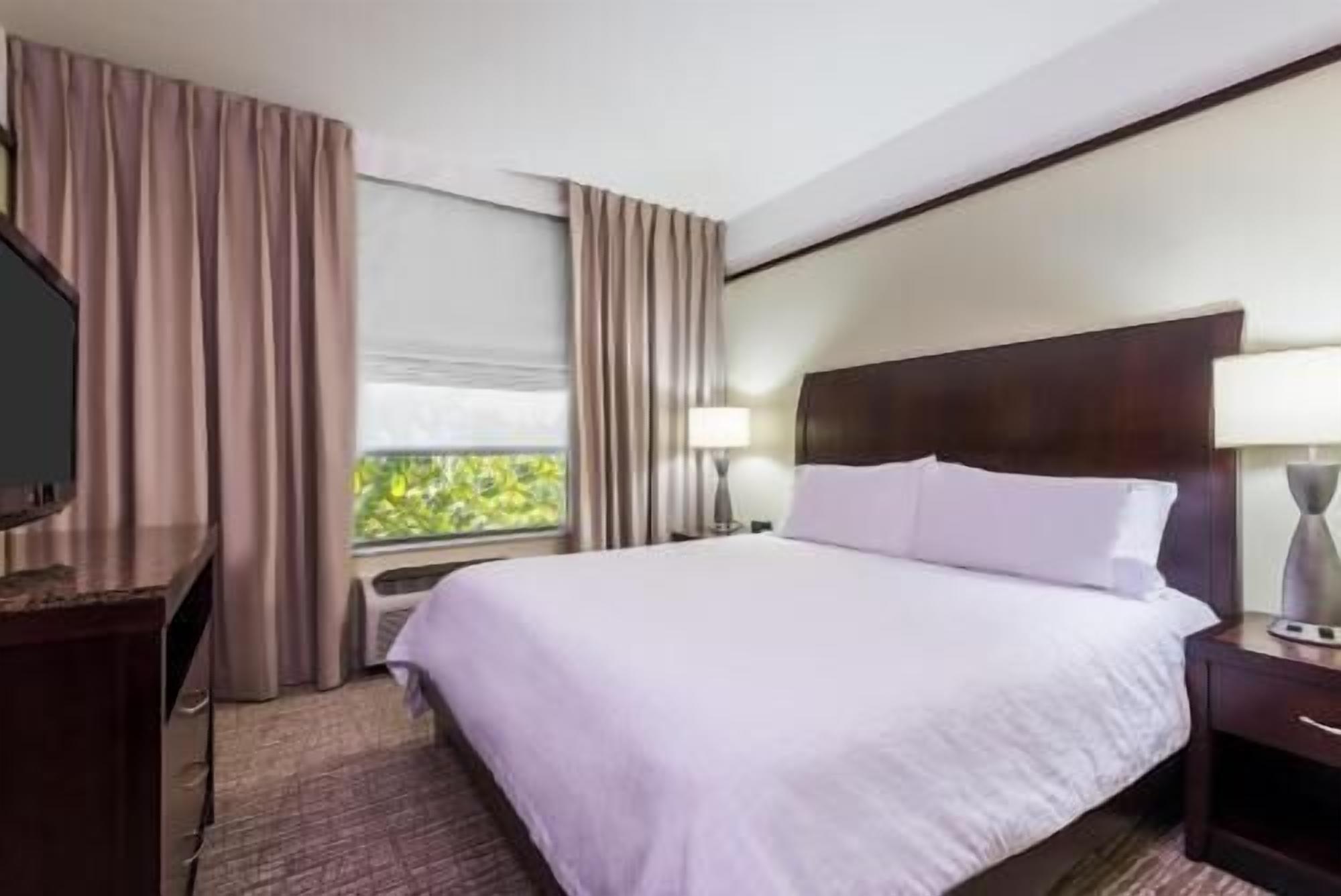 Premium bedding, desk, iron/ironing board, travel crib