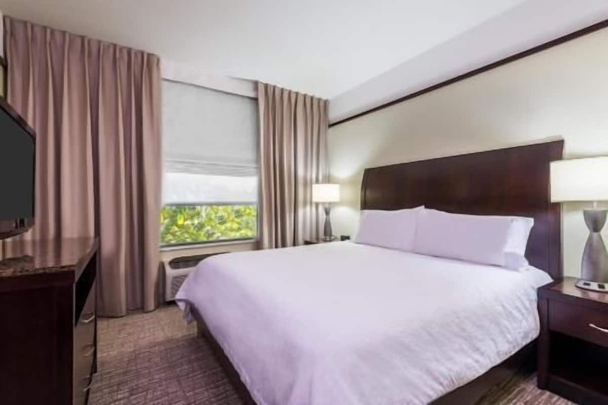 Premium bedding, desk, iron/ironing board, travel crib