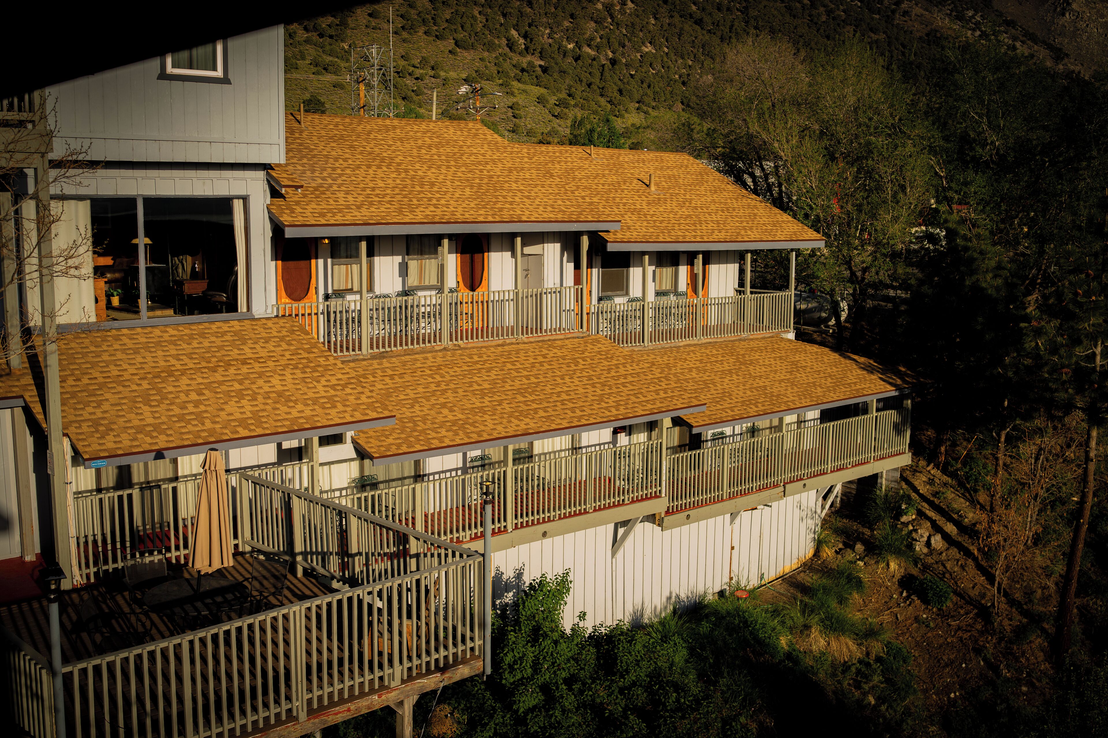 Une maison à deux étages avec un balcon, un garage et une grande fenêtre.