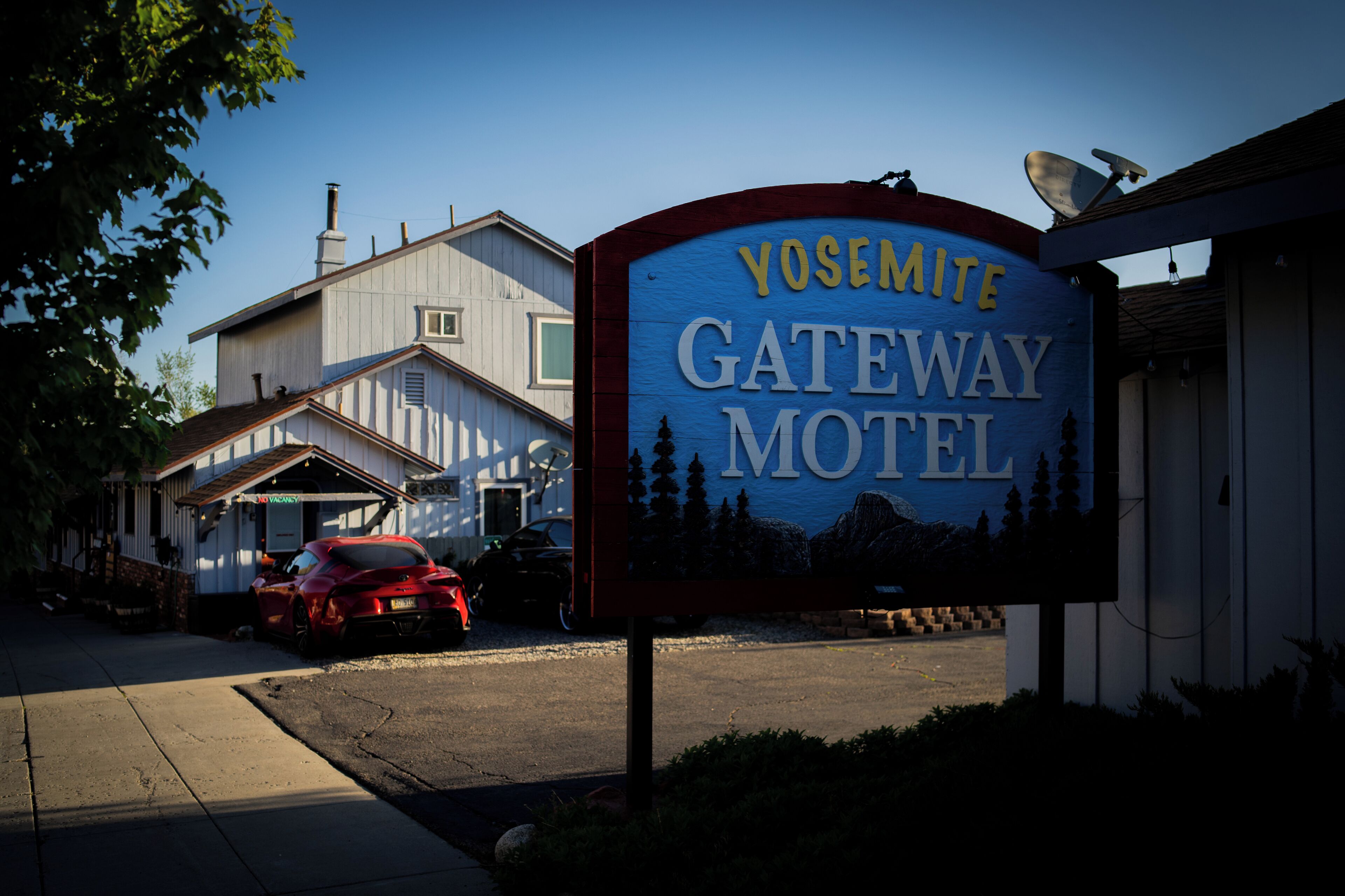 A motel sign with the name "Yosemite Gateway Motel".