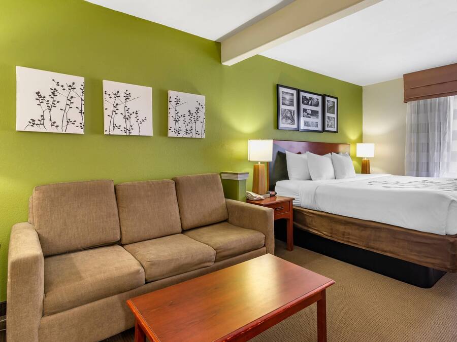 Premium bedding, desk, iron/ironing board, free cots/infant beds