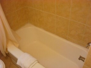 Apartment, 2 Bedrooms, Kitchen | Bathroom | Combined shower/bathtub, towels