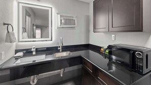 Coffee/tea maker, fridge, microwave, coffee grinder - GuestHouse Extended Stay Laredo (Laredo)