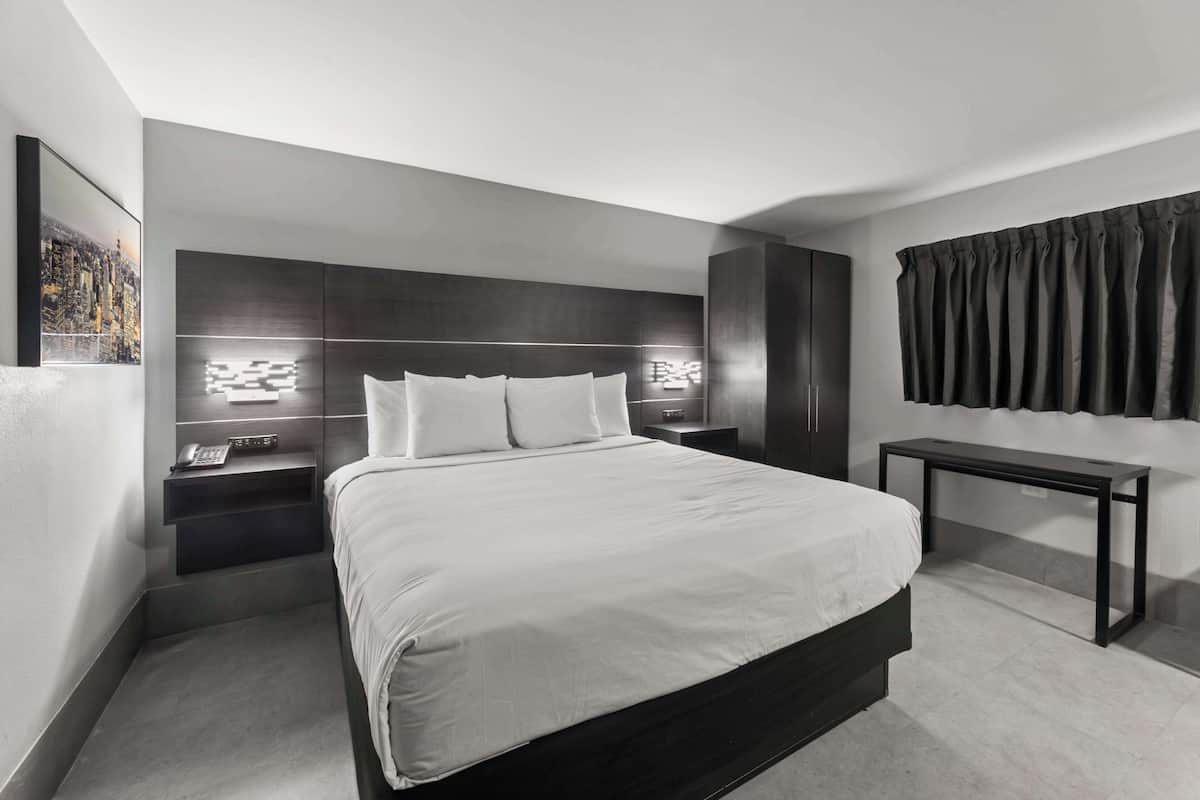 Room, 1 King Bed | Desk, iron/ironing board, free WiFi