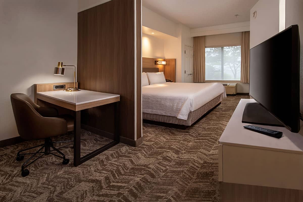 Premium bedding, desk, iron/ironing board, free WiFi