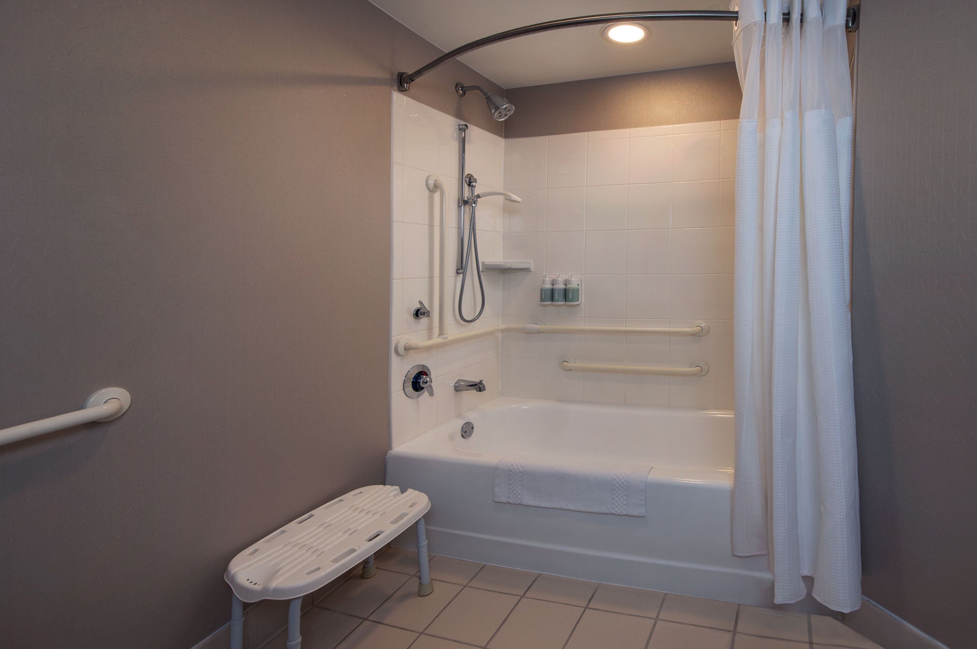 combined shower/bathtub, deep-soaking bathtub, free toiletries