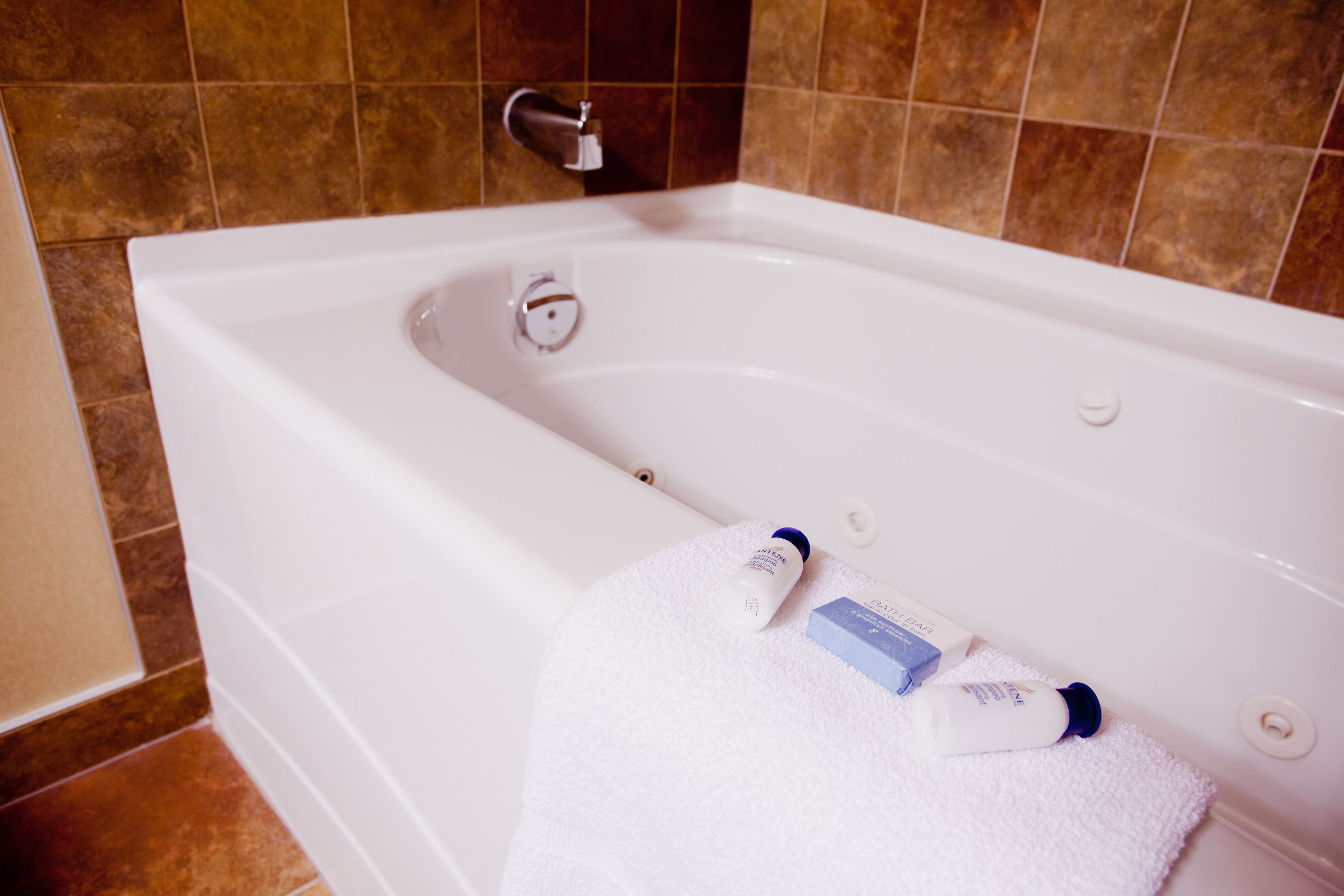 standard room, 1 king bed, non smoking, jetted tub | bathroom amenities | combined shower/bathtub, rainfall showerhead, hair dryer, towels