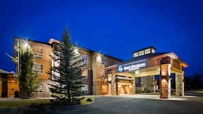 Un hôtel Best Western Diamond Inn doté d’une façade en pierre, d’une entrée couverte et d’une allée bien éclairée.