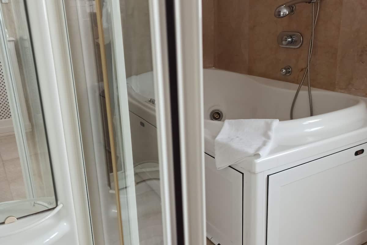 deep-soaking bathtub