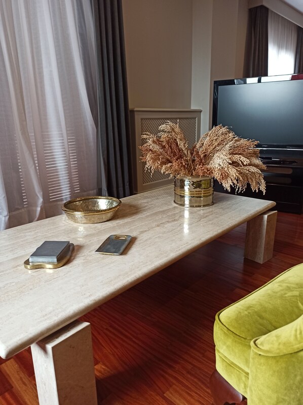 In-room safe, desk, free WiFi