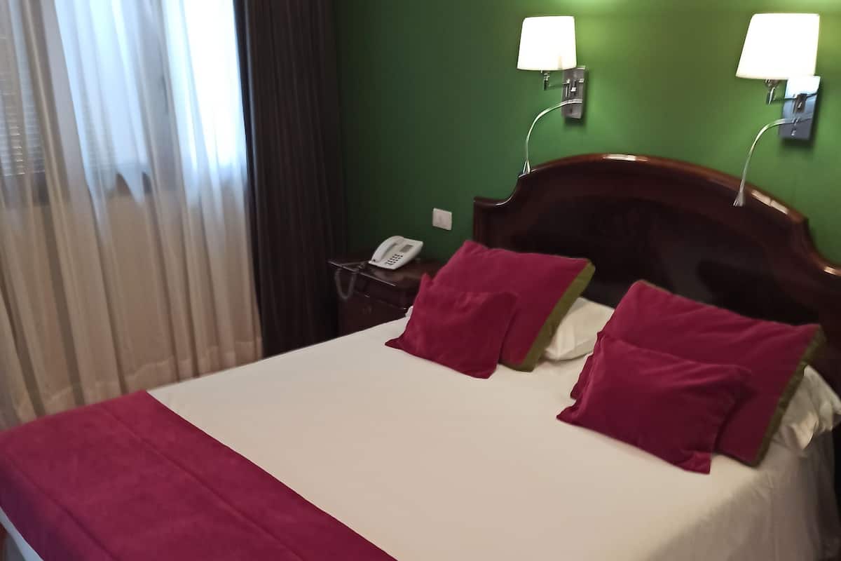 in-room safe, desk, free wifi