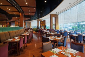 7 restaurants; breakfast, lunch, and dinner served