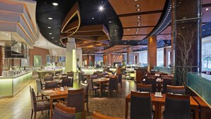 A spacious restaurant with multiple dining areas, a central bar, and a modern ceiling design. - Holiday Inn Chengdu Century City-WestTower by IHG (Chengdu)