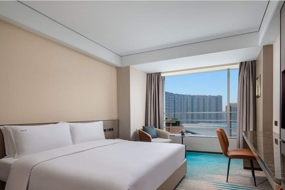 Down comforters, minibar, in-room safe, desk