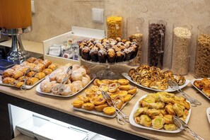 Daily buffet breakfast for a fee - America Diamonds Hotel (Lisbon)