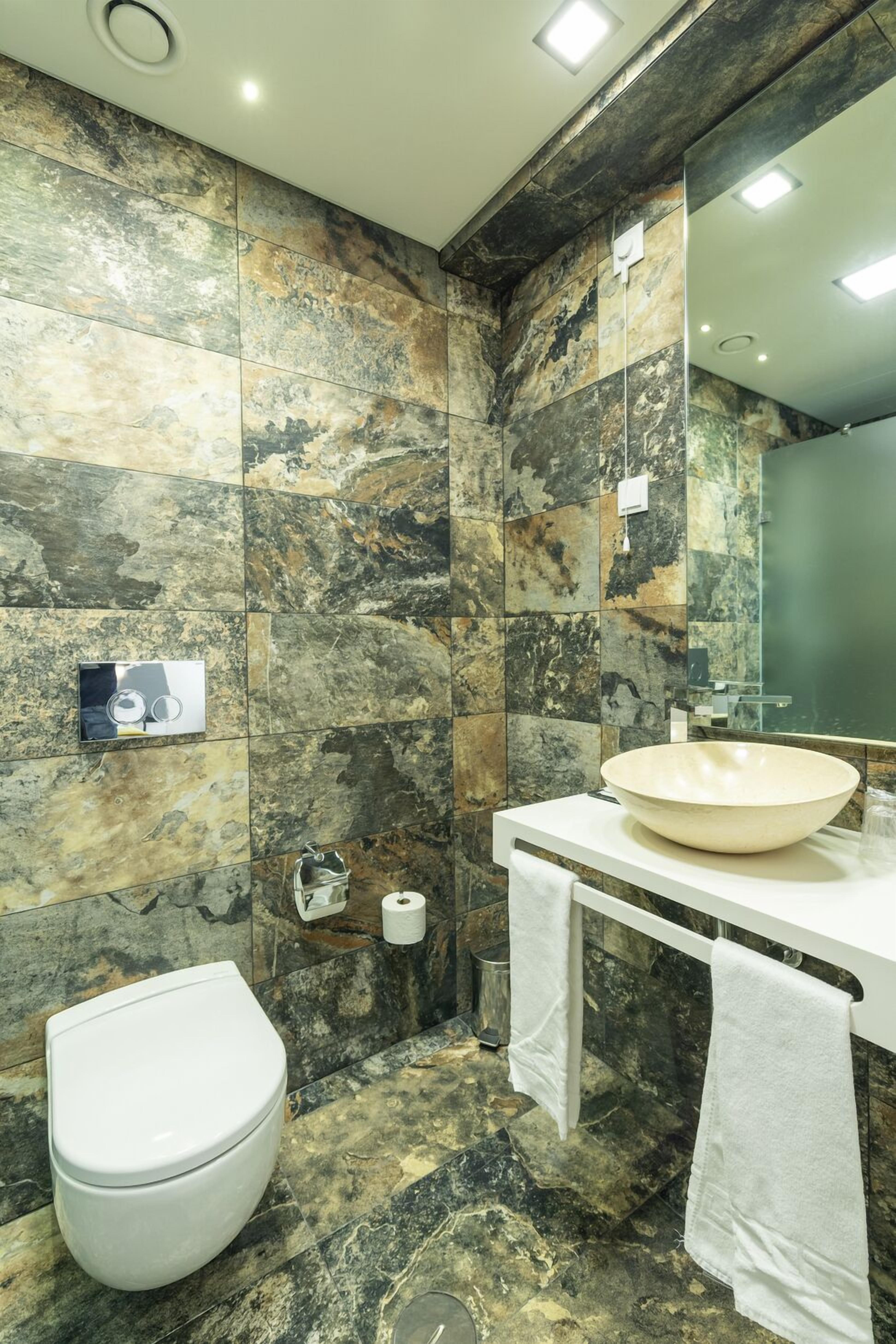 romantic double room, 1 double bed, hot tub (premium) | bathroom | free toiletries, hair dryer, towels