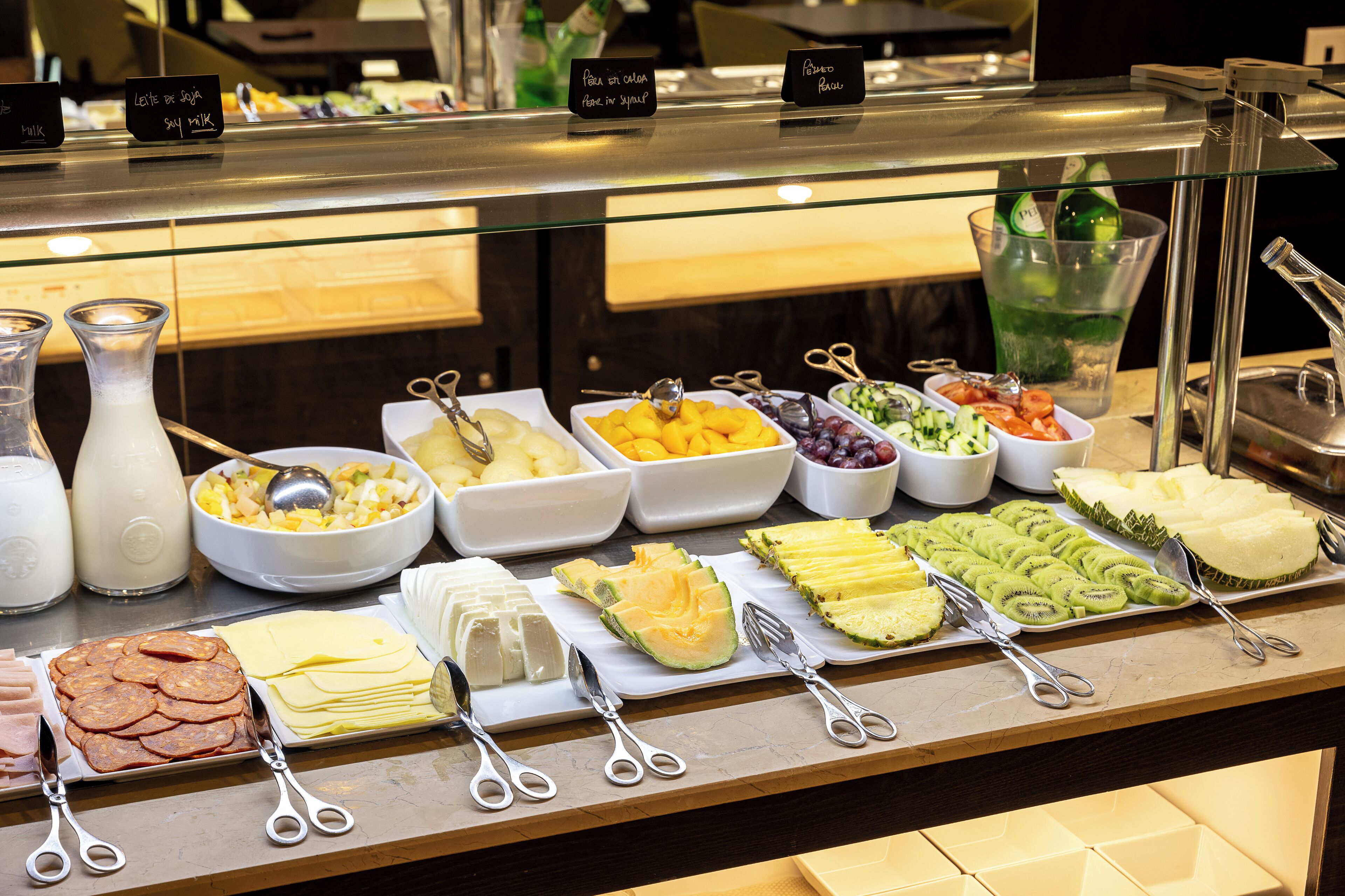 Un buffet proposant une variété de plats et d’ustensiles.