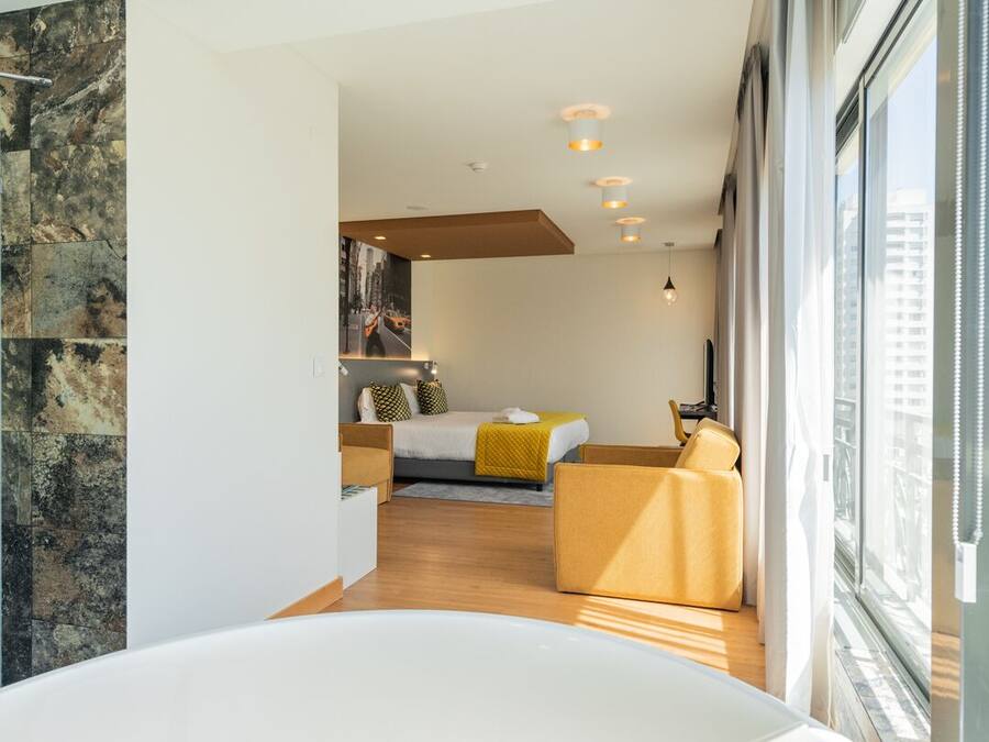 Minibar, caja de seguridad en la habitación y escritorio