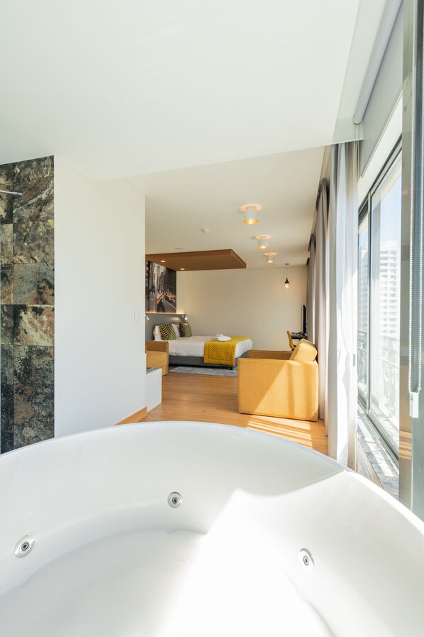 Habitación doble romántica, 1 cama matrimonial, hidromasaje (Premium) | Minibar, caja de seguridad en la habitación y escritorio